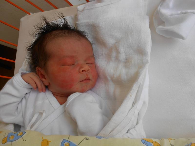 SIMONA Servusová se narodila 21. května s mírami 3,56 kilogramů a 49 centimetrů.  S maminkou Gabrielou a tatínkem Petrem bude bydlet v Mladé Boleslavi, kde se na ni těší sestřička  Eliška.