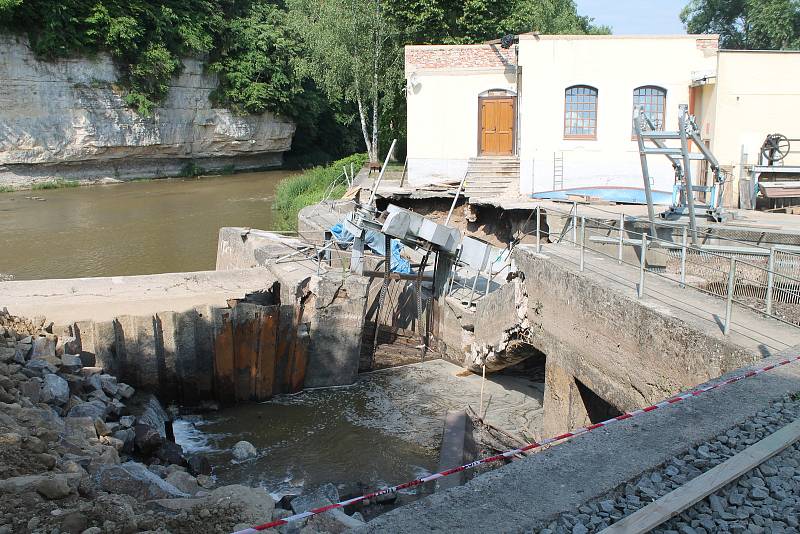 Opravy jezu pokračují. Od minulé středy se v Loukovci Hubálově pracovníci Povodí Labe pokouší opravit prolomený jez i stavidla u malé vodní elektrárny.