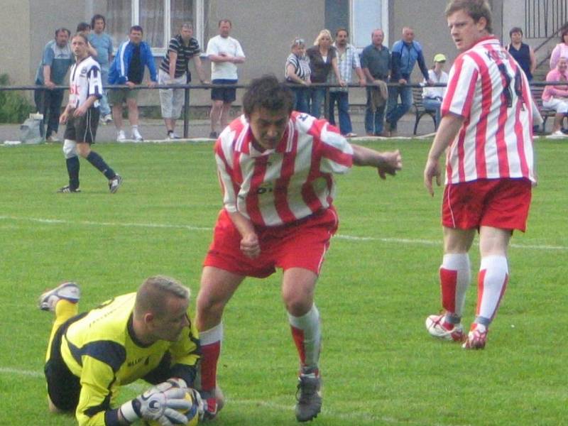 Domácí brankář Jaroslav Moc kryje míč před kosořickým Vratislavem Michalem.