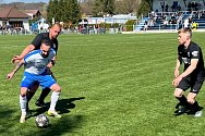 Dobrovický Marek Volf si kryje míč před jedním z čáslavských protihráčů