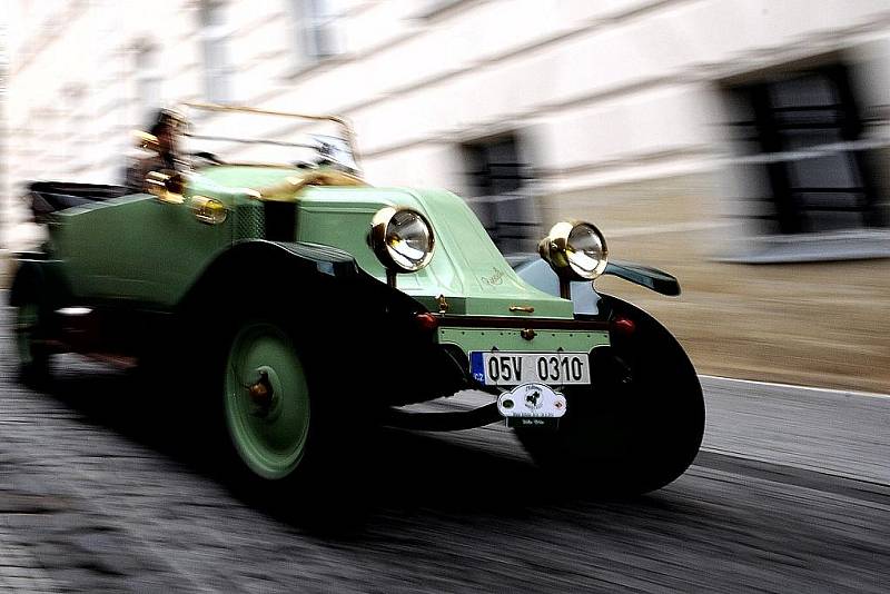 Veterány na Oldtimer Bohemia rally 2010 v bleskurychlém pohybu.