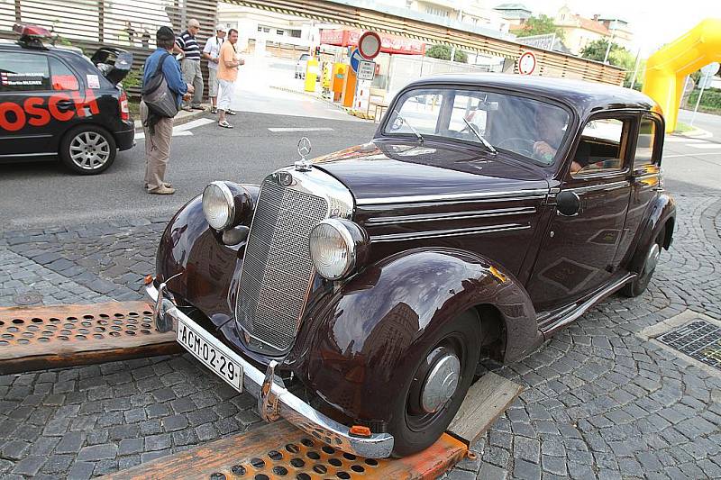 Oldtimer Bohemia rally 2010 v Mladé Boleslavi.