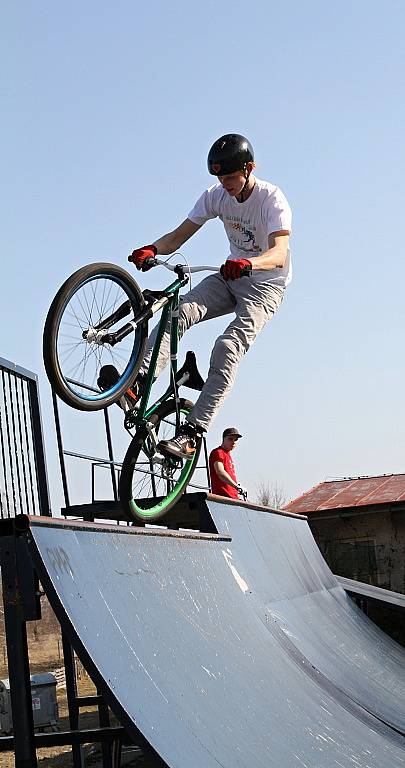 ADRENALIN. Povedené kousky na kolech i na koloběžkách předváděli mladí sportovci ve skateparku v Debři. Díky hezkému počasí bylo možné areál otevřít a začít využívat.