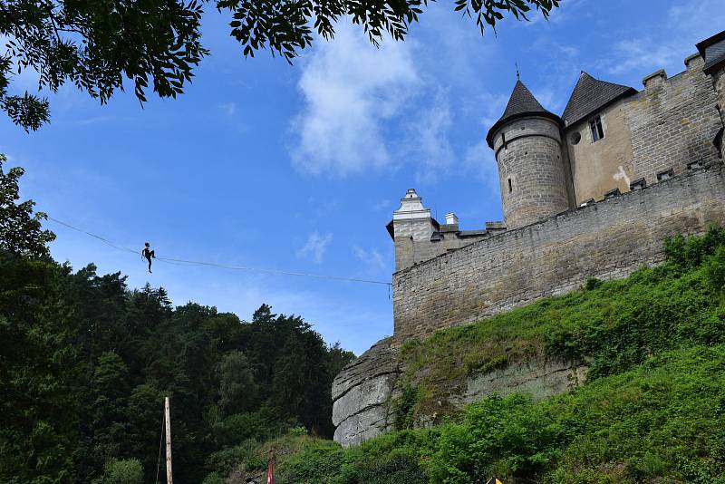 Kejklíři, akrobati, řemeslníci ale i rytíři se sjeli na hrad Kost, aby návštěvníkům předvedli své umění.