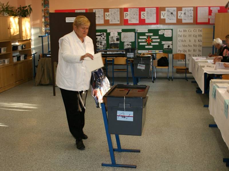 V Mladé Boelslavi dnes ráno začalo referendum.