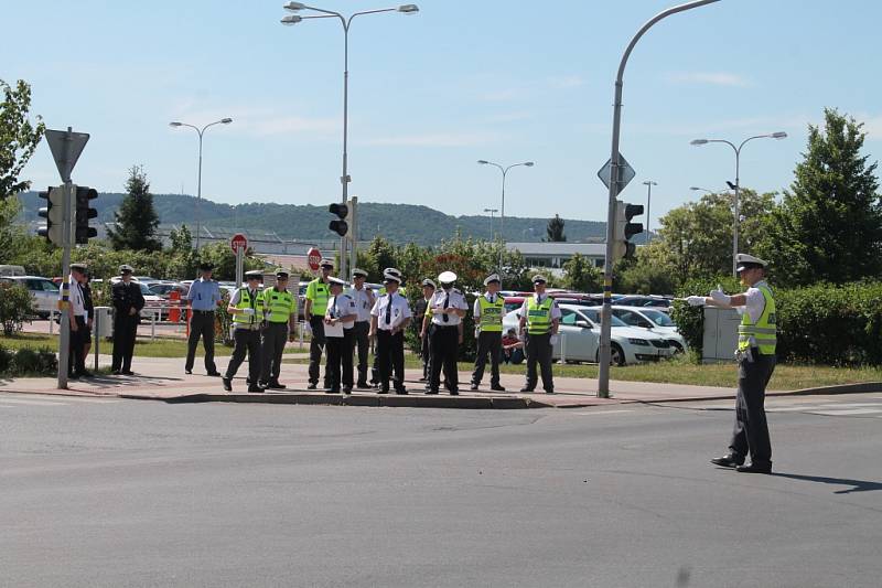 DOPRAVNÍ policisté soutěžili v řízení provozu na křižovatce ulic U Stadionu a třída Václava Klementa.