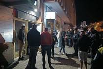 Ubytovny, bary a cizinci. Policisté nasadili desítky lidí na noční akci ve městě