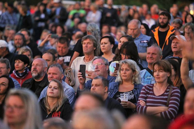 Z koncertu kapely Komunál u zříceniny hradu Valečov v Bosni na Mladoboleslavsku.