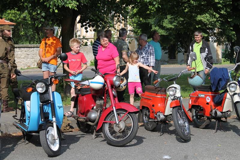 V Bezně se sjeli příznivci historických motocyklů a vyjeli na okružní jízdu po Mladoboleslavsku