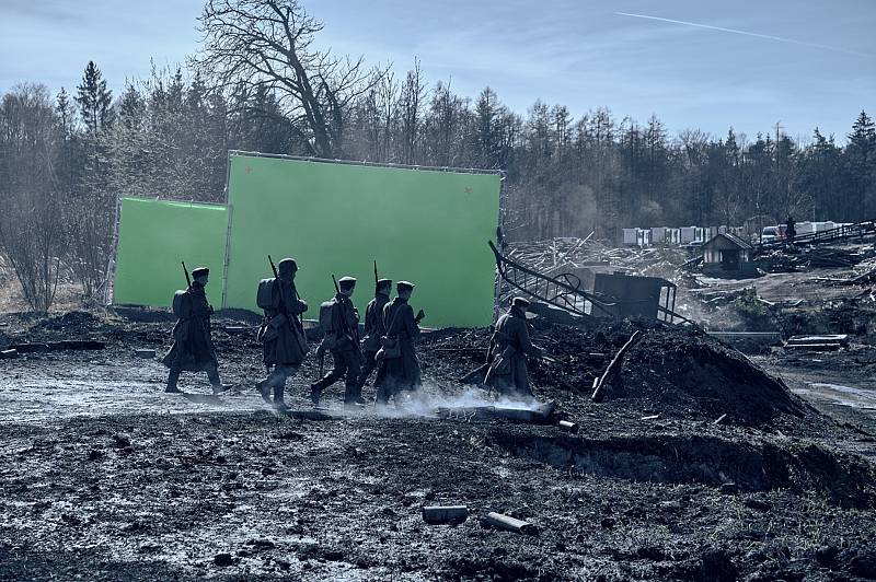 Z natáčení velkofilmu Na západní frontě klid. Film vznikal v několika lokacích Středočeského kraje včetně Milovic.