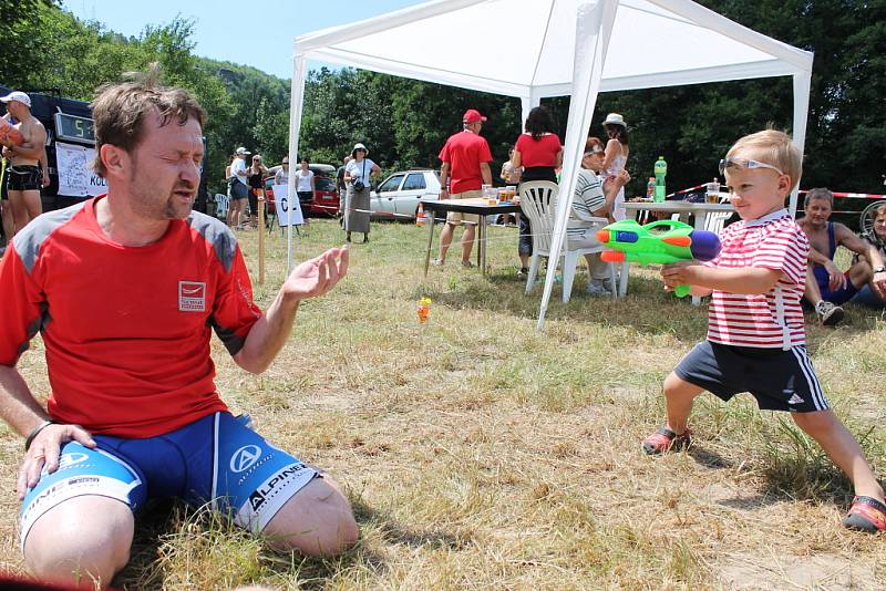 Jiří Macek v cíli 30. ročníku triatlonu Dřevěný muž.