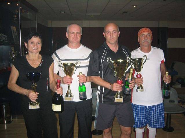 Nejúspěšnější hráči celoroční  série bowlingového turnaje Kohút Bowling Cup: (odleva) Dagmar Vaněčková, Leoš Beluško, Jaromír Čech a Pavlín Jirků. 