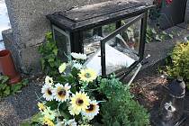 Rozbitá skříňka, odkud zloděj ukradl urnu s lidskými pozůstatky na boleslavském hřbitově.