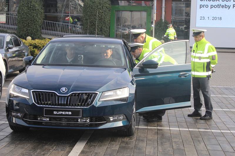 Prvních 19 vozů Škoda Superb Ambition s automatickou převodovkou převzali zástupci Policie České republiky od představitelů automobilky Škoda Auto.