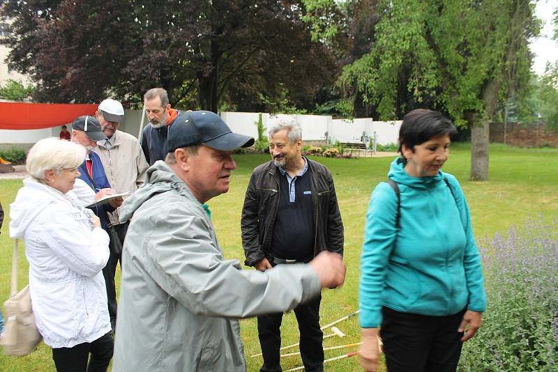 Ve čtvrtek 17. května se Klementinka zaplnila seniory, pro něž tu byl připraven zábavný den a zahradní slavnost.