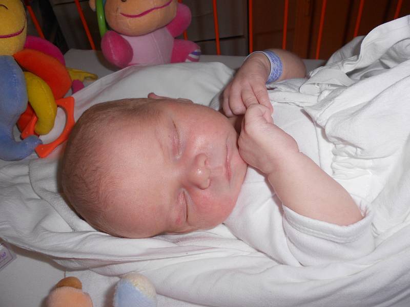 MICHAEL Rybníček je prvním potomkem  Miroslavy a Aleše z Mladé Boleslavi. Narodil se 13. dubna. Po porodu vážil 3,95 kilogramů a měřil přesně 50 centimetrů.
