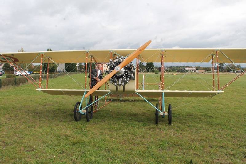 Na mladoboleslavském letišti byla v neděli slavnostně pokřtěna replika francouzského letadla z roku 1913 Caudron G3. Nadační fond letadla Metoda Vlacha stavěl tento stroj osm let a poprvé zde do oblak vzlétl na konci září.