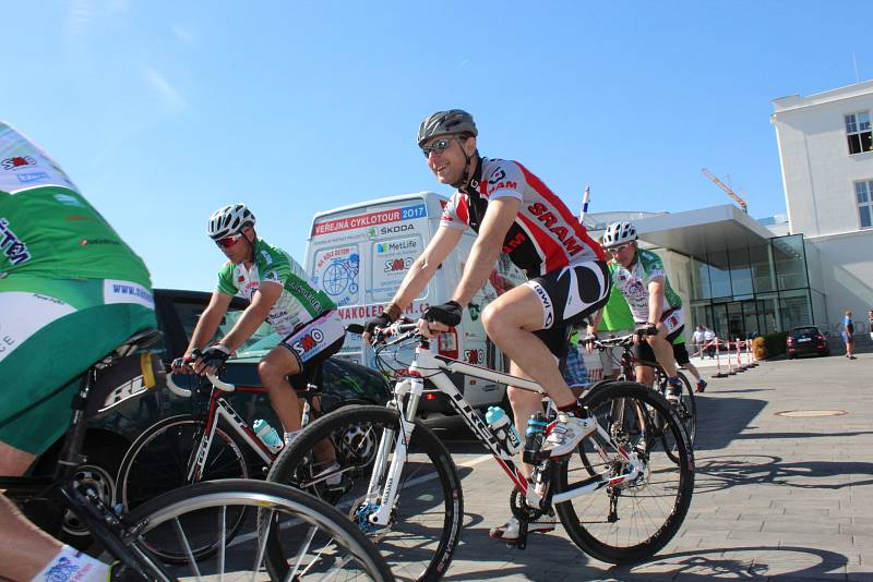 Přibližně stovka cyklistů se v Mladé Boleslavi zapojila do projektu Na kole dětem, jehož cílem je podpora onkologicky nemocných dětí.