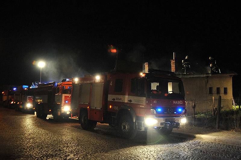 Hasiči likvidují požár bývalé drážní budovy v Mnichově Hradišti.