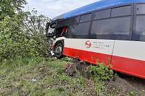 Šest lidí utrpělo zranění při čelním střetu příměstského kloubového autobusu a osobního auta, k němuž došlo v úterý na staré mladoboleslavské silnici II/610.