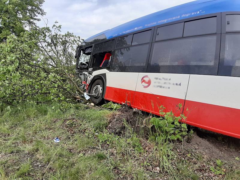 Šest lidí utrpělo zranění při čelním střetu příměstského kloubového autobusu a osobního auta, k němuž došlo v úterý na staré mladoboleslavské silnici II/610.