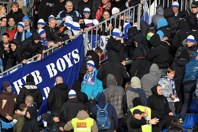 Fanoušci Baníku se pokoušeli dostat na hřiště a zbili pořadatele, 