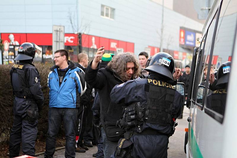 Policie zkontrolovala jednoho z fanoušků Baníku. Údajně kvůli bitce u Bondy centra.