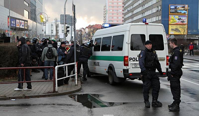 Policie zasahovala u bitky poblíž Bondy centra, kontrolovala fanoušky Baníku.