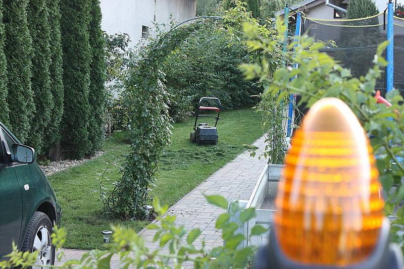 Dvouletému chlapci v Husí Lhotě na Mladoboleslavsku amputovala sekačka ruku.