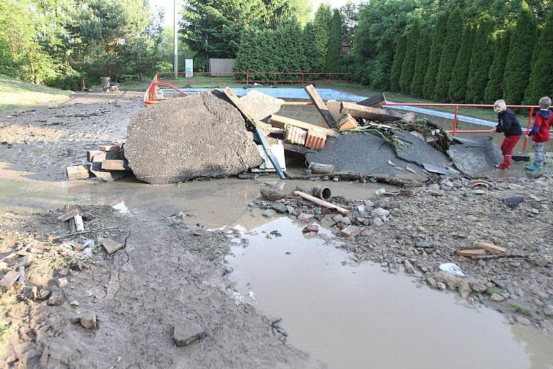 Velká voda se prohnala obcí Doubravička nedaleko Bezna na Mladoboleslavsku. 