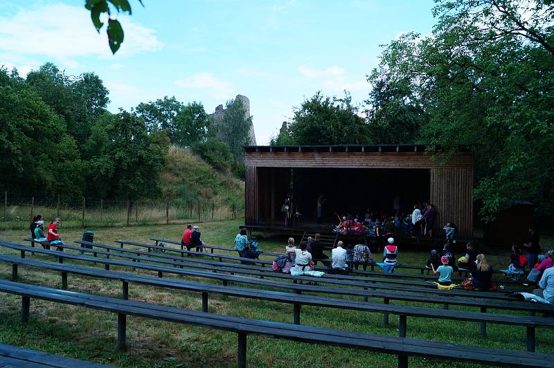 Na Michalovické putně se hrálo Jarmareční trdlo.