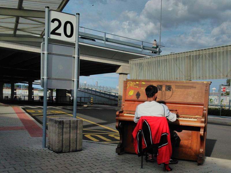 Piano na boleslavském autobusovém nádraží