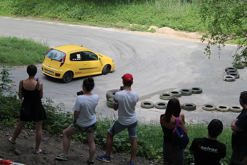 Příznivci silných motorů a kvílení  pneumatik v ostrých zatáčkách mířili v sobotu 26. května do areálu Motorlandu Vrchbělá.