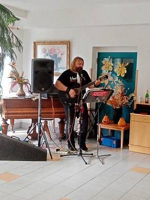 Hagrid z poprockové kapely Hurwajs zazpíval začátkem září v Domově seniorů v Mladé Boleslavi.