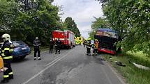 Šest lidí utrpělo zranění při čelním střetu příměstského kloubového autobusu a osobního auta, k němuž došlo v úterý na staré mladoboleslavské silnici II/610.