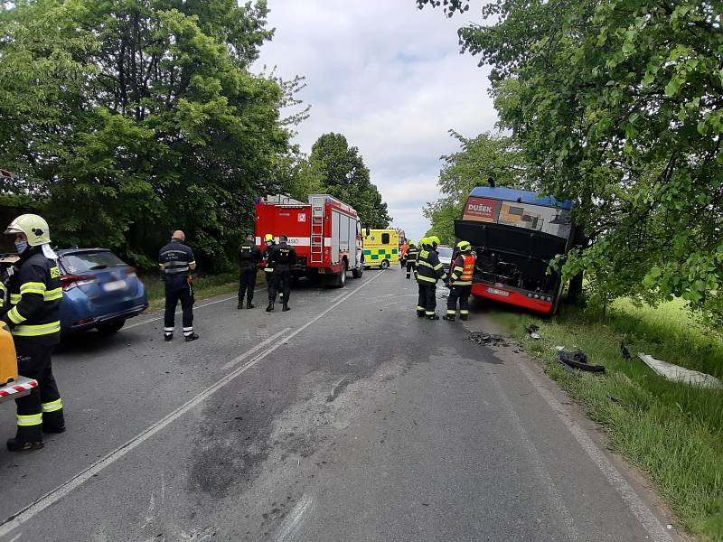 Šest lidí utrpělo zranění při čelním střetu příměstského kloubového autobusu a osobního auta, k němuž došlo v úterý na staré mladoboleslavské silnici II/610.