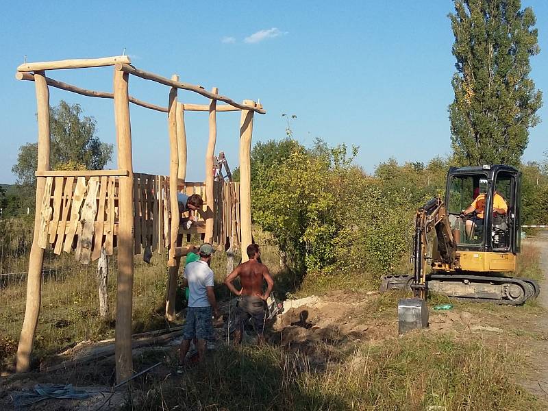 DVĚ VYHLÍDKOVÉ plošiny v těchto dnech rostou v bývalém vojenském prostoru, který obývají zubři a divocí koně. 