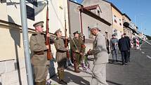 Sokolové a legionáři odhalili včera pamětní desku na sokolovně v Debři. Věří, že už si na ni žádný vandal nepočíhá