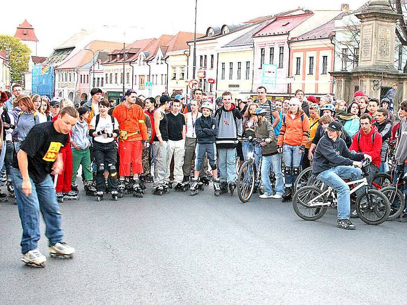 Stovky bruslařů zaplnily v neděli večer Staroměstské náměstí v centru Mladé Boleslavi