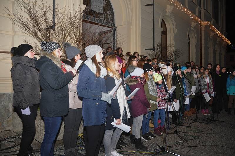 Štědrovečerní zpívání na Masarykově náměstí v Mnichově Hradišti.