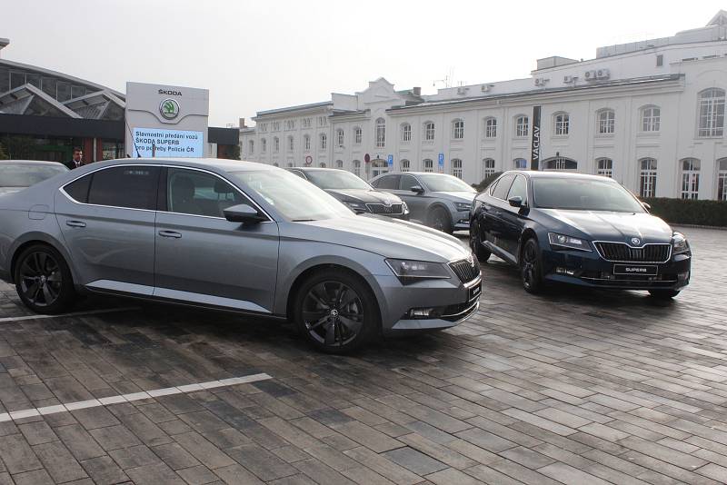 Prvních 19 vozů Škoda Superb Ambition s automatickou převodovkou převzali zástupci Policie České republiky od představitelů automobilky Škoda Auto.