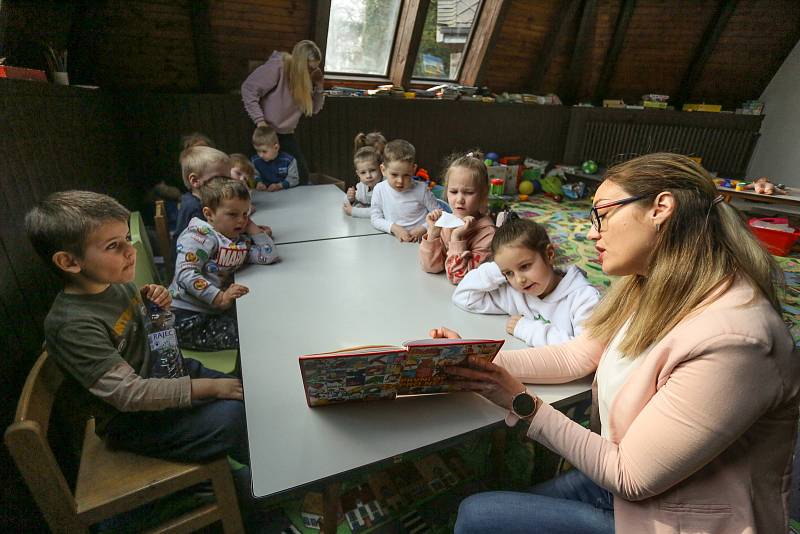 Škola pro děti ukrajinských uprchlíků v bývalé restauraci Koliba v Mladé Boleslavi.
