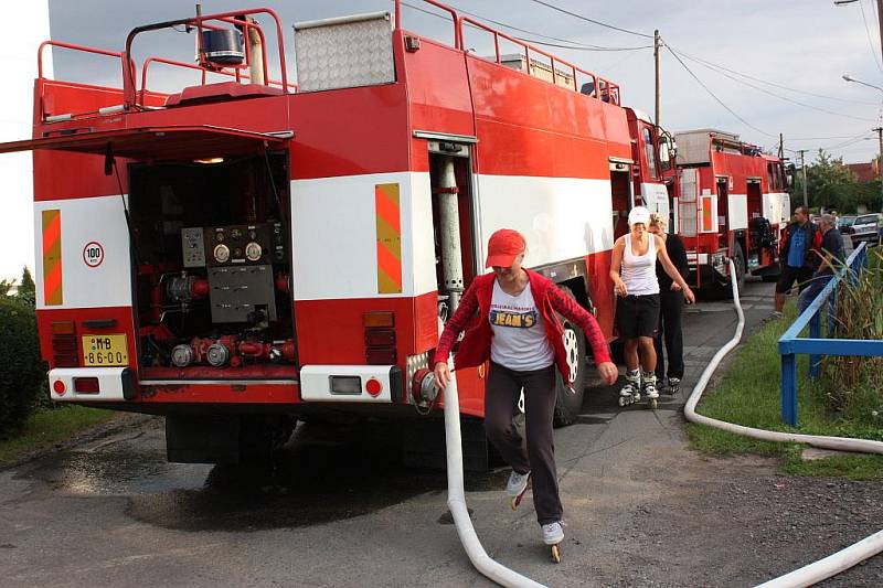 Požár přístřešku u rodinného domu v Chrástu u Mladé Boleslavi