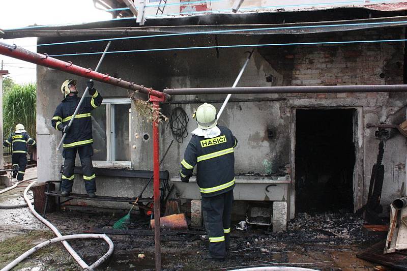 Požár přístřešku u rodinného domu v Chrástu u Mladé Boleslavi