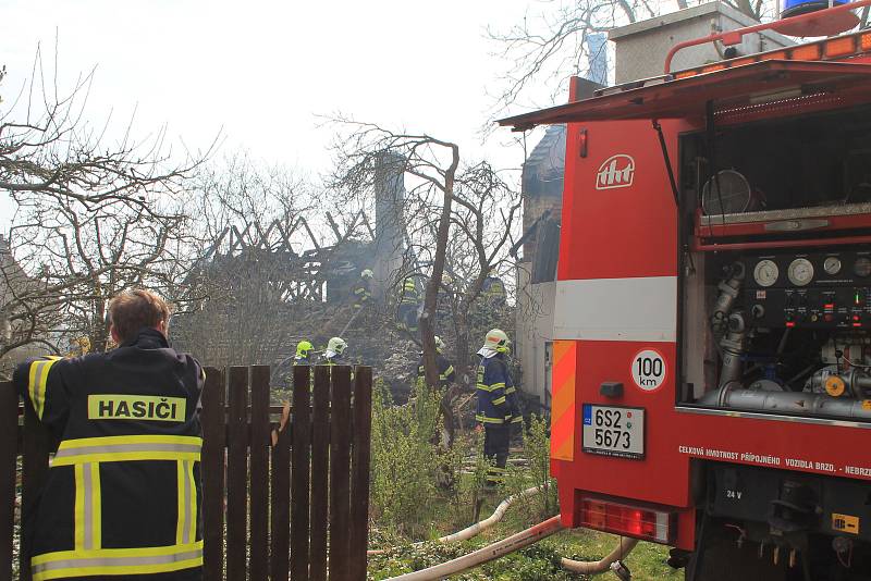 Požár dvojdomku v obci Kruhy u Mnichova Hradiště