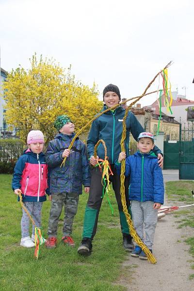 Pletení pomlázky.