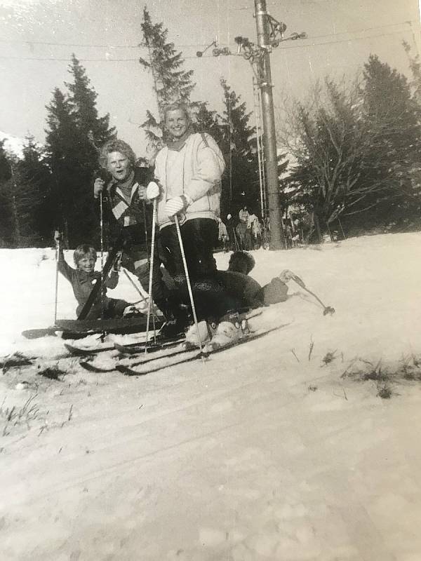 Takto si užívali zábavu na sněhu naši čtenáři. (Zima 1988, Slovensko, Nízké Tatry, lokalita Chopok)