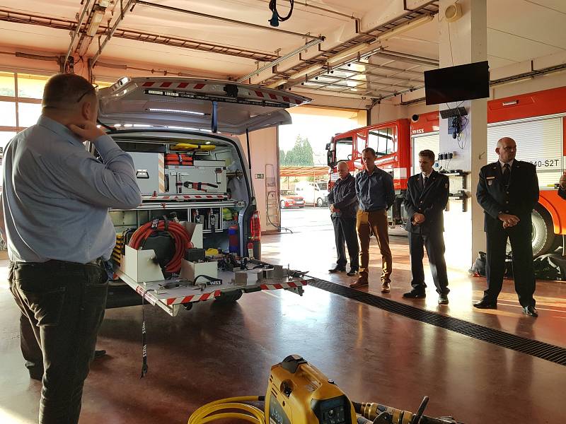 Profesionální hasiči ve Staré Boleslavi převzali nové zásahové vozidlo.