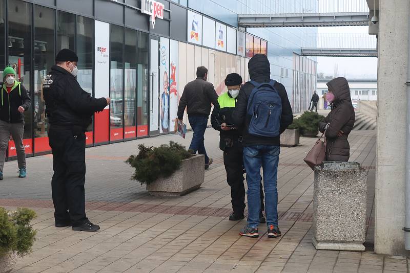 Městská policie pokutovala mladíka, který kouřil u cedule s nápisem "zákaz kouření".