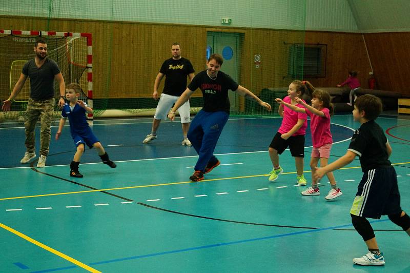 Házenkářští začátečníci z Bělé oslavili závěr roku soutěžemi a hrou, kterou mají nejvíc rádi – házenou. Tentokrát to ale nebyl klasický trénink, nýbrž měl příchuť blížících se Vánoc. Na plac, kromě trenérů, vyběhli totiž i rodiče.